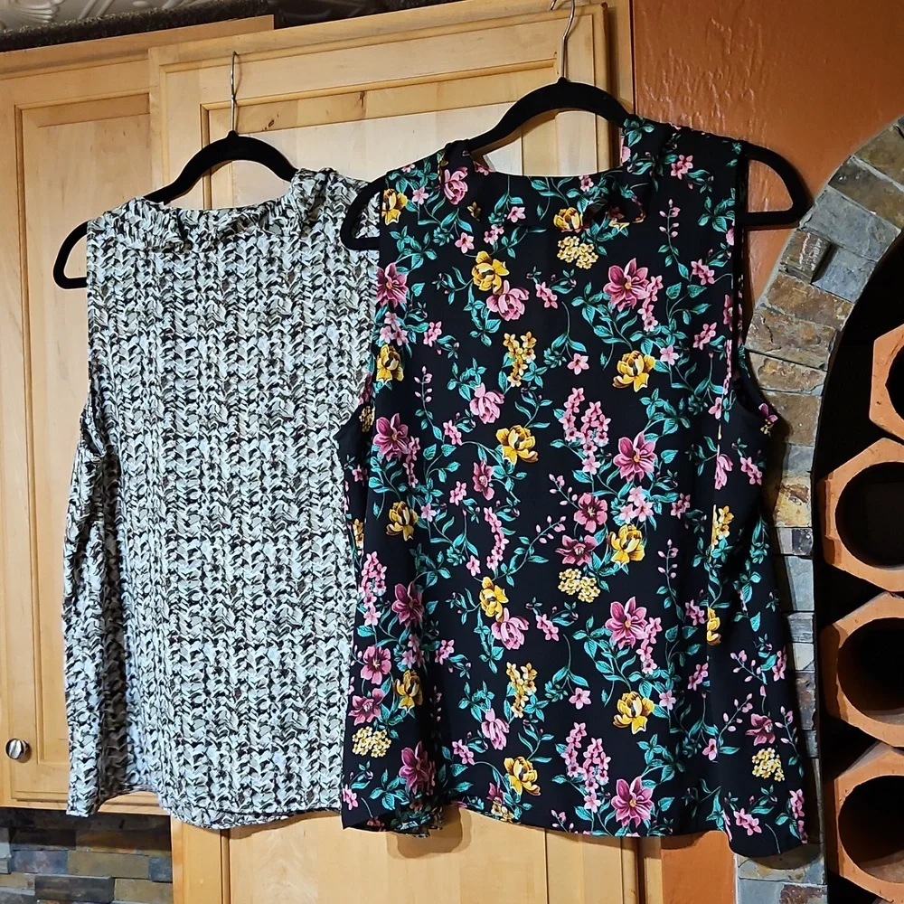Lot Of 2 White House Black Market Floral Ruffle Sleeveless V-Neck Tank Tops - Picture 2 of 5
